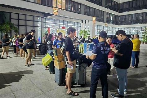 PH deports 165 suspected Chinese scammers .